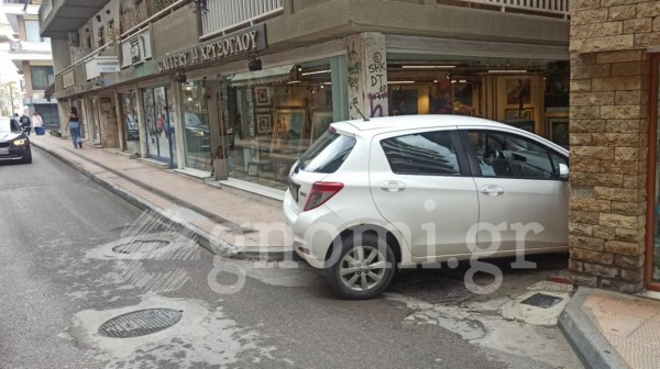 ΧΑΛΚΙΔΑ: Απίστευτο παρκάρισμα στην οδό Επιμενίδου- Γυναίκα οδηγός έφραξε εντελώς το δρόμο