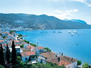 Καθαρίζουν την παραλία των Ροβιών μαζί με τα προσφυγόπουλα