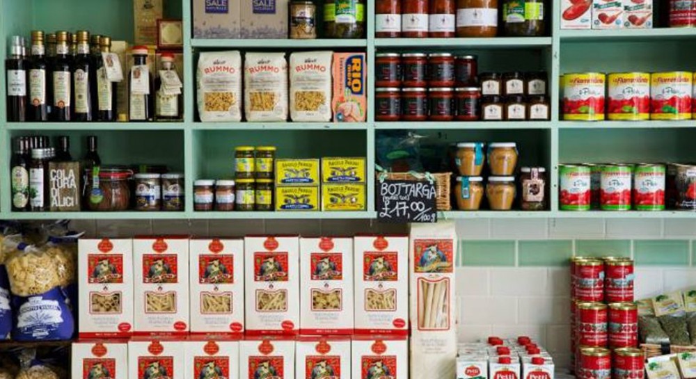 Μάχη για τα καταστήματα της γειτονιάς