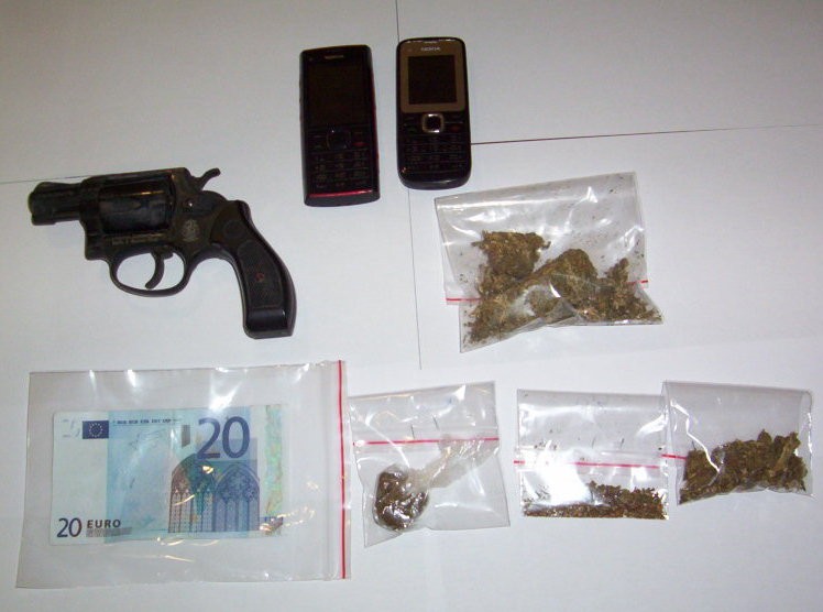 Εμπορος, διακινητής και πελάτης στο τμήμα παρακαλώ!