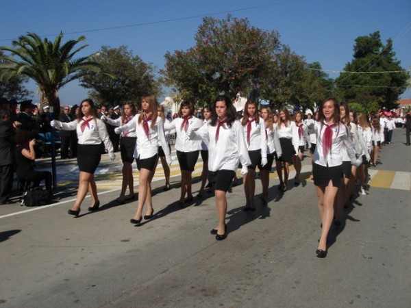 ΠΑΡΕΛΑΣΗ ΓΥΜΝΑΣΙΩΝ ΣΤΗ ΧΑΛΚΙΔΑ: Η εμφάνιση κέρδισε το βηματισμό