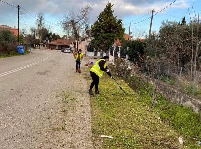 ΔΥΟ ΔΕΝΔΡΑ ΧΑΛΚΙΔΑΣ: Συνεργεία του Δήμου καθάρισαν στις άκρες του δρόμου