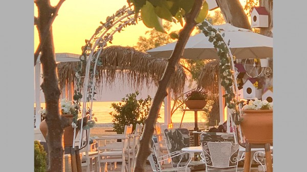 KAVIROS COCKTAIL BAR: Υπέροχα κοκτέιλ και πανέμορφο ηλιοβασίλεμα στο Πευκί!