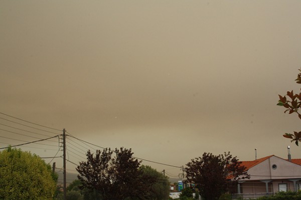 ΦΩΤΙΑ ΛΙΜΝΗ ΒΟΡΕΙΑ ΕΥΒΟΙΑ: Ο καπνός σκέπασε τον ήλιο και βρέχει στάχτες στη Χαλκίδα