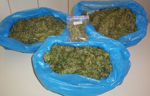 Έκρυβε πάνω από ενάμιση κιλό χασίς σε τελάρα στην αποθήκη (φωτό)