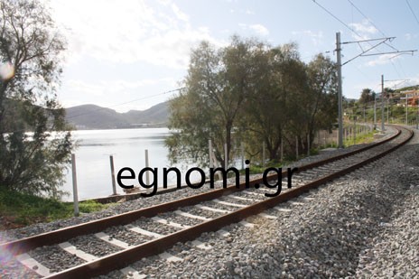 «Βουτιά» αυτοκινήτου στις γραμμές του ΟΣΕ Χαλκίδας