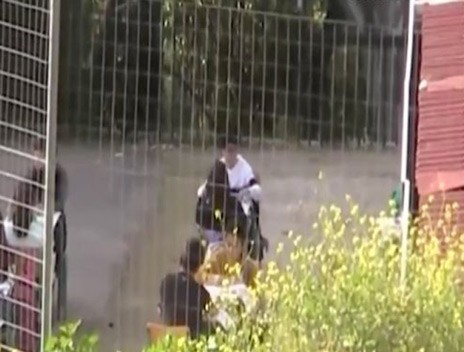 Μαθητές έβγαλαν τα θρανία στην αυλή για να κάνουν μάθημα