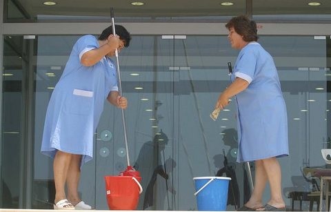 Πληρώνονται οι καθαρίστριες των σχολείων στο Δήμο Χαλκιδέων