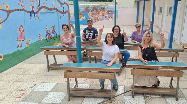 ΧΑΛΚΙΔΑ: Με ... γλυκιά φωτογραφία καλωσορίζουν τους μαθητές οι δάσκαλοι του 20ου Δημοτικού Σχολείου