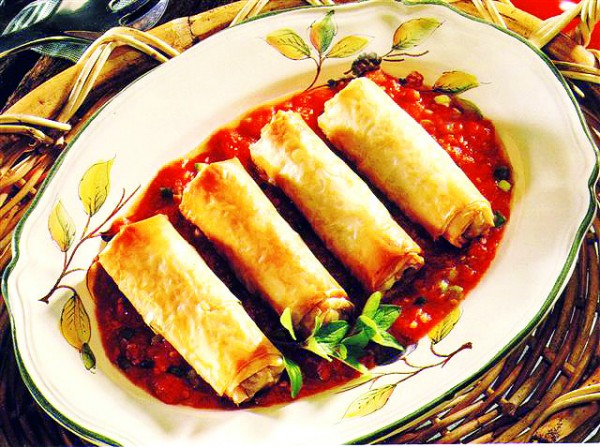 Ρολάκια με κοτόπουλο και σάλτσα ντομάτας