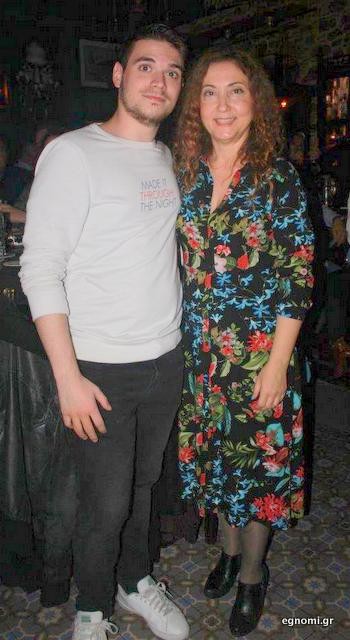 Μάνα και γιος ακούνε Jazz