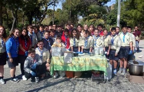 Πρόσκοποι από τη Χαλκίδα μαγείρεψαν σε πεζόδρομο στην Αθήνα