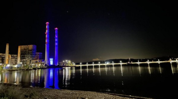 ΑΛΙΒΕΡΙ: Γιατί έγιναν μπλε οι καμινάδες της ΔΕΗ