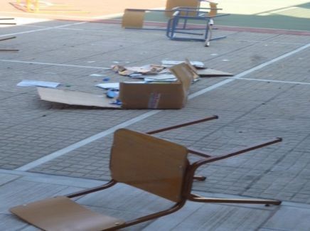 Μαθητής χτυπάει με καρέκλα γονιό που θέλει να μπει σε υπό κατάληψη σχολείο (VIDEO)