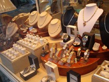 Επιασε την κλέφτρα και την παρέδωσε στην αστυνομία