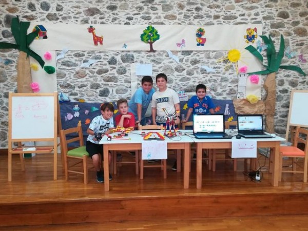 ΠΑΙΔΙΚΟ ΕΡΓΑΣΤΗΡΙ ΑΥΛΩΝΑΡΙΟΥ:Έδειξαν τις δημιουργίες τους και ...έφυγαν για βουτιές