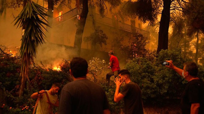 ΦΩΤΙΑ - ΕΥΒΟΙΑ: Συνεχίζεται η μάχη της Ιστιαίας - Μεγάλες αναζωπυρώσεις σε Αβγαριά και Γαλατσώνα