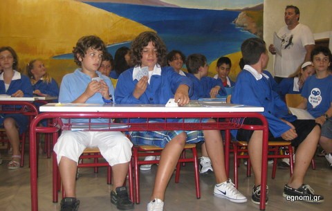 Έβαλαν σχολικές ποδιές και είπαν αντίο στο Δημοτικό