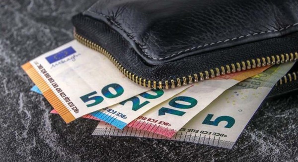 Καταβλήθηκε η οικονομική ενίσχυση στους συνταξιούχους - Τι πρέπει να κάνουν όσοι δεν έλαβαν το επίδομα 150 ευρώ