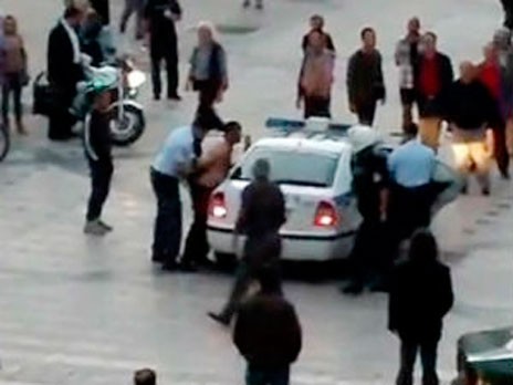 Τσιγγάνοι στο Προκόπι επιτέθηκαν σε αστυνομικούς