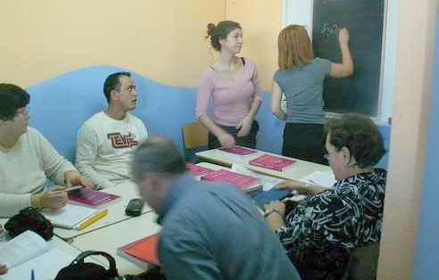 Μαθαίνουν ελληνικά σε αλλοδαπούς στη Θήβα