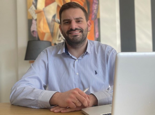 ΣΥΜΕΩΝ ΠΕΤΡΟΠΟΥΛΟΣ: Η Καθαριστική Ευβοίας καθαρίζει κτήρια με σύγχρονα μέσα