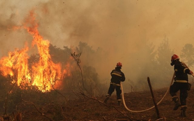 ΦΩΤΙΑ ΣΤΟ ΜΑΡΜΑΡΙ: Αναζωπύρωση στον οικισμό Φηγιά (VIDEO)