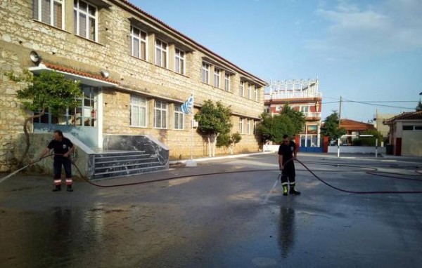 Καθάρισαν με τις μάνικες το 1ο Δημοτικό Σχολείο Αμαρύνθου (pics)