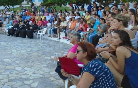 Είχε τα κέφια του ο Σεβασμιώτατος στη γιορτή της κατασκήνωσης