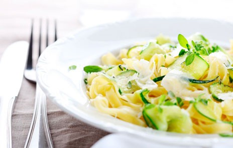 Σπαγγέτι με κολοκυθάκι και ανθότυρο