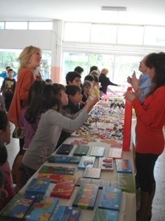 Διοργάνωσαν μπαζάρ για να αγοράσουν βιβλία