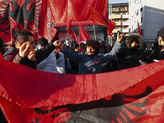 Διαμαρτύρονται Αλβανοί γιατί τους παίρνουν τις δουλειές οι λαθρομετανάστες!