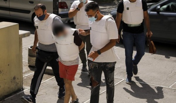 Δολοφονία στη Δάφνη: Επίθεση στον συζυγοκτόνο έξω από την Ευελπίδων (VIDEO)