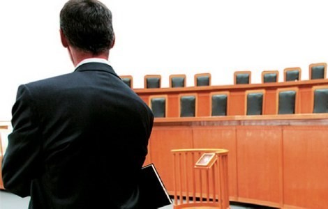 Θέλουν να κάνουν τους δικηγόρους υπάλληλους μεγάλων εταιρειών