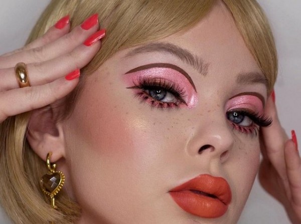 BANANA EYELINER: Το makeup trend των 60's επιστρέφει δυναμικά!