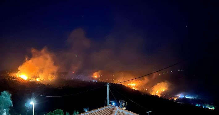 ΕΥΒΟΙΑ: Μαίνεται η φωτιά στον Κρεμαστό Κύμης Αλιβερίου