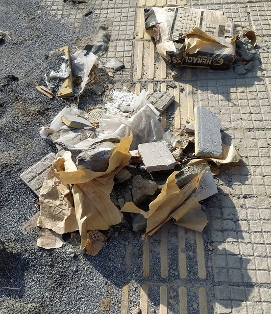 ΑΛΙΒΕΡΙ: Οργή για τα μπάζα στην πλατεία Ζωντού