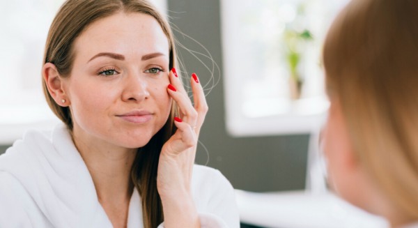 Ξύπνησες με πρησμένο πρόσωπο; Διάβασε πως να το αντιμετωπίσεις