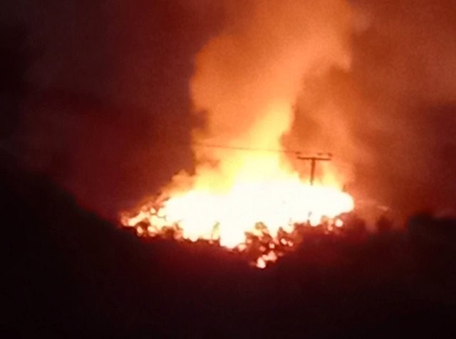 ΨΑΧΝΑ: Αναζωπυρώθηκε η φωτιά στην παράνομη χωματερή (VIDEO)