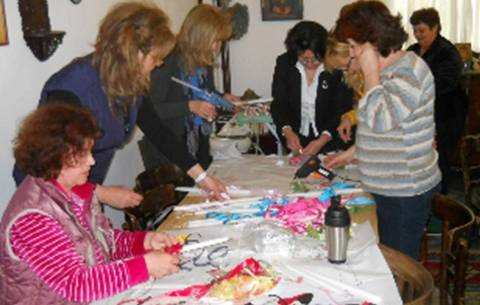 Εθελοντές έφτιαξαν τις λαμπάδες για το πασχαλινό παζάρι