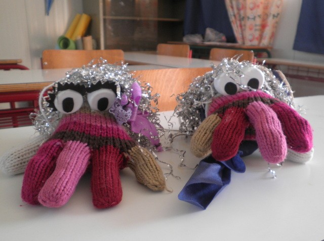 Μαθητές φτιάχνουν κούκλες από ανακυκλώσιμα υλικά