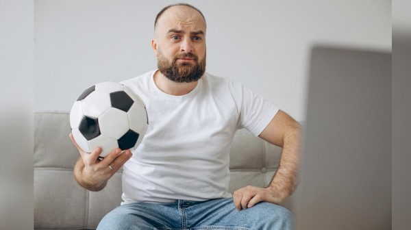 Κολλημένος με την μπάλα;