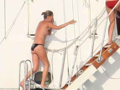 Οι γυμνές βουτιές της Κέιτ Μος