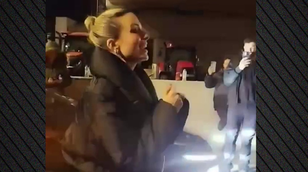 Η Κατερίνα Λιόλιου έπεσε σε μπλόκο αγροτών ...και είπε κι ένα τραγούδι (VIDEO)