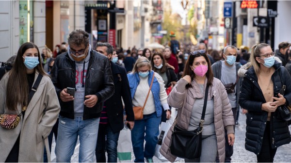 ΚΟΡΩΝΟΪΟΣ - ΕΛΛΑΔΑ: Επανέρχονται οι μάσκες στην καθημερινότητα μετά την αύξηση κρουσμάτων