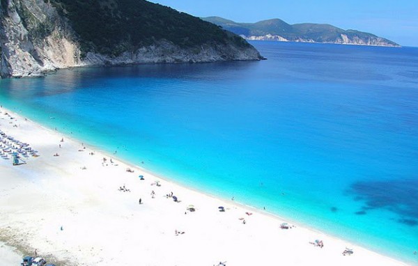 Πεντακάθαρα τα ελληνικά νερά για κολύμβηση