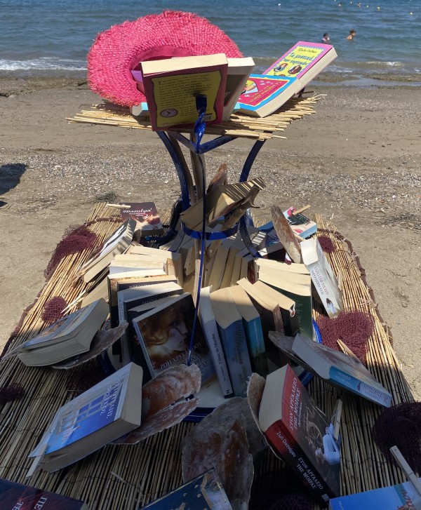 ΚΑΛΑΜΙΑ ΑΡΤΑΚΗΣ: Απέκτησαν παραθαλάσσια βιβλιοθήκη