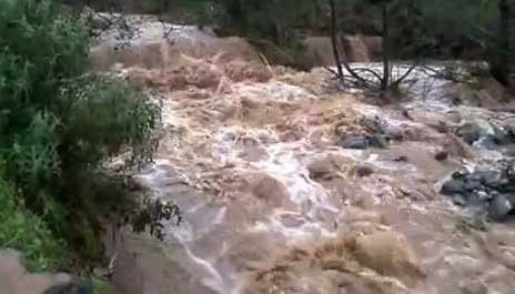 ΝΕΑ ΣΤΥΡΑ ΕΥΒΟΙΑΣ: Υπερχείλισε χείμαρρος και γίνεται εκτροπή κυκλοφορίας στη διασταύρωση Τσακαίων