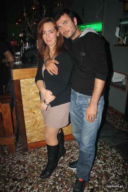 Την «κλείδωσε» στην αγκαλιά του