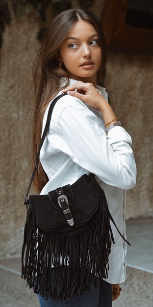 Οι τσάντες με κρόσια έχουν επιστρέψει δυναμικά!